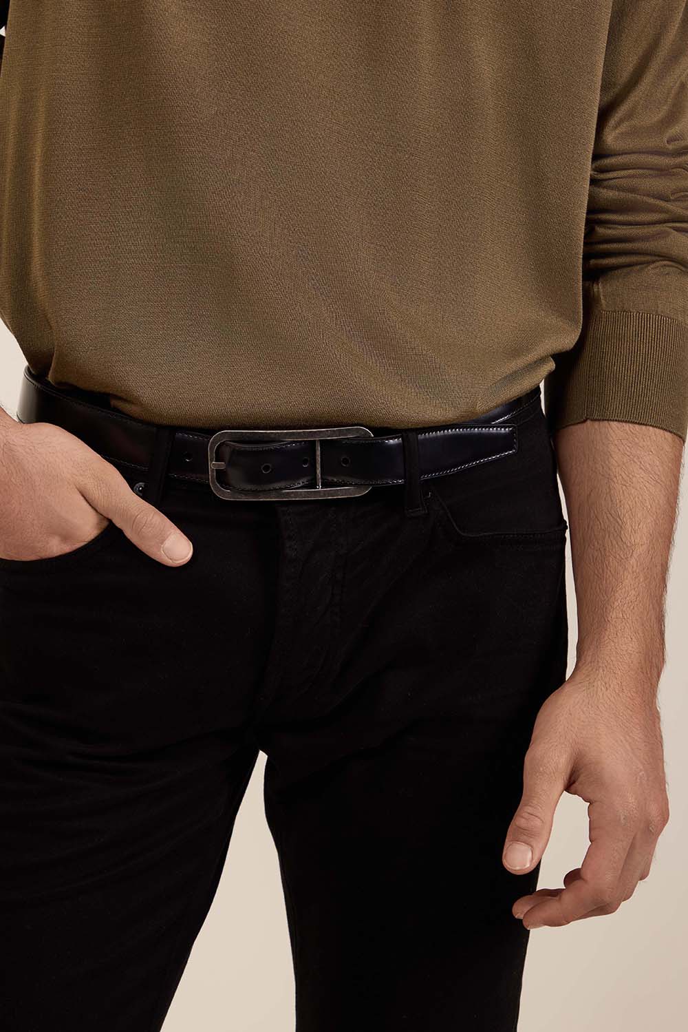 תמונת כל הלוק של חגורת עור